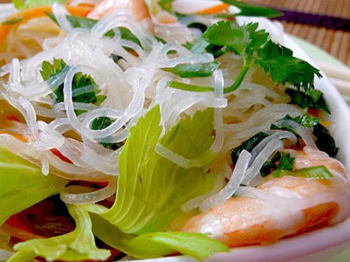 Азиатский салат из «стеклянной» лапши с креветками