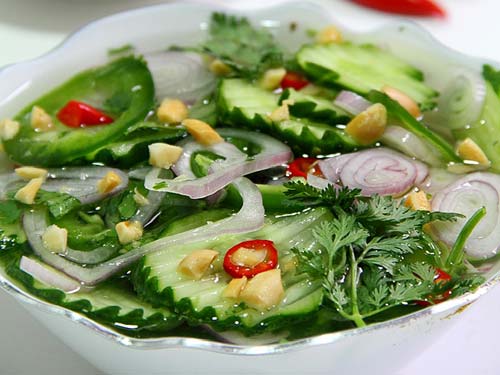 Острый тайский салат с огурцами и арахисом